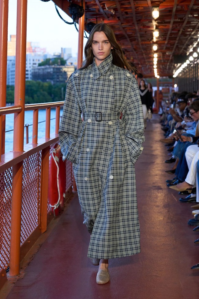 Inilah koleksi busana Tommy Hilfinger Spring/Summer 2025 di New York Fashion Week. Mengangkat tema nautical, desainer Amerika Serikat ini menggelar fashion show di atas kapal pesiar bekas di Staten Island, Manhattan, New York. Foto: dok. Tommy Hilfinger.