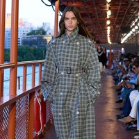 Inilah koleksi busana Tommy Hilfinger Spring/Summer 2025 di New York Fashion Week. Mengangkat tema nautical, desainer Amerika Serikat ini menggelar fashion show di atas kapal pesiar bekas di Staten Island, Manhattan, New York. Foto: dok. Tommy Hilfinger.