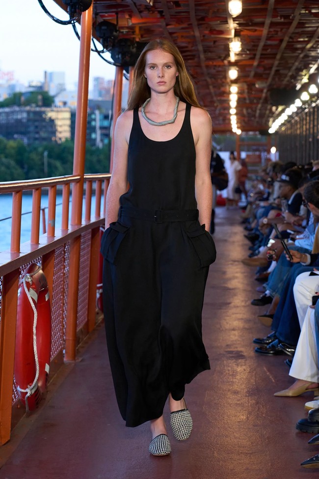 Inilah koleksi busana Tommy Hilfinger Spring/Summer 2025 di New York Fashion Week. Mengangkat tema nautical, desainer Amerika Serikat ini menggelar fashion show di atas kapal pesiar bekas di Staten Island, Manhattan, New York. Foto: dok. Tommy Hilfinger.
