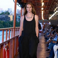 Inilah koleksi busana Tommy Hilfinger Spring/Summer 2025 di New York Fashion Week. Mengangkat tema nautical, desainer Amerika Serikat ini menggelar fashion show di atas kapal pesiar bekas di Staten Island, Manhattan, New York. Foto: dok. Tommy Hilfinger.