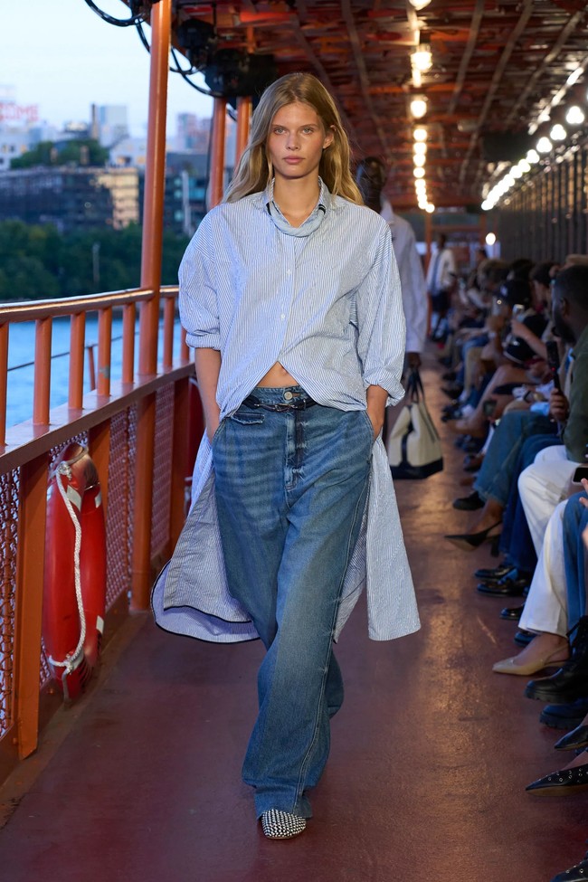 Inilah koleksi busana Tommy Hilfinger Spring/Summer 2025 di New York Fashion Week. Mengangkat tema nautical, desainer Amerika Serikat ini menggelar fashion show di atas kapal pesiar bekas di Staten Island, Manhattan, New York. Foto: dok. Tommy Hilfinger.