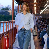 Inilah koleksi busana Tommy Hilfinger Spring/Summer 2025 di New York Fashion Week. Mengangkat tema nautical, desainer Amerika Serikat ini menggelar fashion show di atas kapal pesiar bekas di Staten Island, Manhattan, New York. Foto: dok. Tommy Hilfinger.