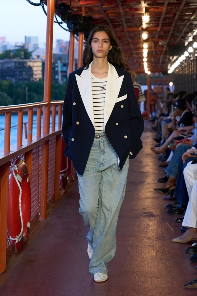 Inilah koleksi busana Tommy Hilfinger Spring/Summer 2025 di New York Fashion Week. Mengangkat tema nautical, desainer Amerika Serikat ini menggelar fashion show di atas kapal pesiar bekas di Staten Island, Manhattan, New York. Foto: dok. Tommy Hilfinger.