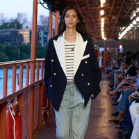 Inilah koleksi busana Tommy Hilfinger Spring/Summer 2025 di New York Fashion Week. Mengangkat tema nautical, desainer Amerika Serikat ini menggelar fashion show di atas kapal pesiar bekas di Staten Island, Manhattan, New York. Foto: dok. Tommy Hilfinger.