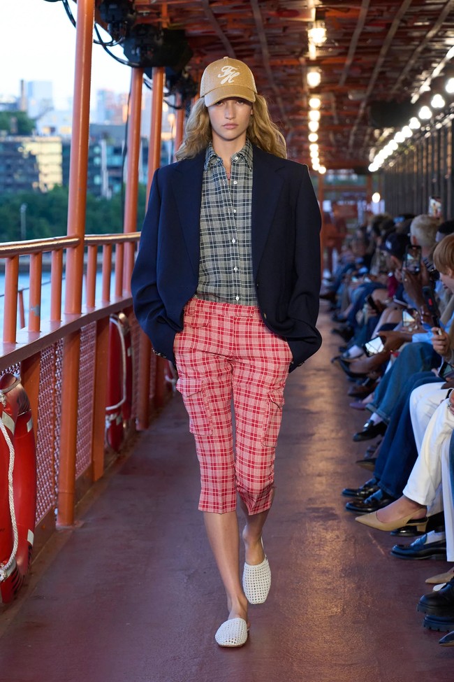 Inilah koleksi busana Tommy Hilfinger Spring/Summer 2025 di New York Fashion Week. Mengangkat tema nautical, desainer Amerika Serikat ini menggelar fashion show di atas kapal pesiar bekas di Staten Island, Manhattan, New York. Foto: dok. Tommy Hilfinger.