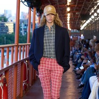 Inilah koleksi busana Tommy Hilfinger Spring/Summer 2025 di New York Fashion Week. Mengangkat tema nautical, desainer Amerika Serikat ini menggelar fashion show di atas kapal pesiar bekas di Staten Island, Manhattan, New York. Foto: dok. Tommy Hilfinger.