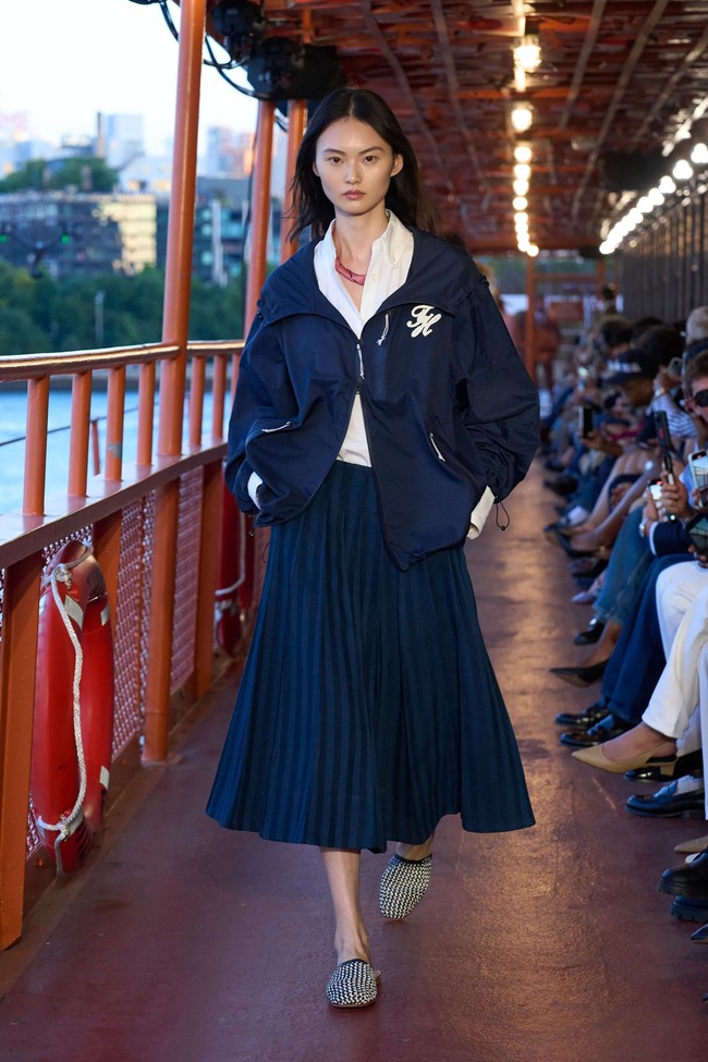 Inilah koleksi busana Tommy Hilfinger Spring/Summer 2025 di New York Fashion Week. Mengangkat tema nautical, desainer Amerika Serikat ini menggelar fashion show di atas kapal pesiar bekas di Staten Island, Manhattan, New York. Foto: dok. Tommy Hilfinger.