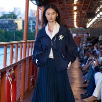 Inilah koleksi busana Tommy Hilfinger Spring/Summer 2025 di New York Fashion Week. Mengangkat tema nautical, desainer Amerika Serikat ini menggelar fashion show di atas kapal pesiar bekas di Staten Island, Manhattan, New York. Foto: dok. Tommy Hilfinger.