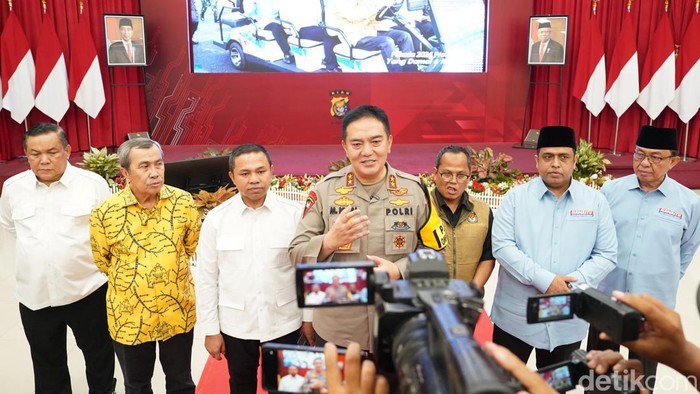 Konferensi pers pertemuan balon Pilgub Riau yang digagal Kapolda Riau. (Raja Adil Siregar/detikSumut)