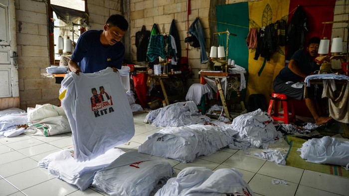 Konveksi Kebanjiran Pesanan Kaos Jelang Pilkada Pekerja menyelesaikan produksi kaos untuk kebutuhan Pilkada DKI Jakarta di konveksi planet production di Bandung, Jawa Barat, Selasa (10/9/2024). Ikatan Pengusaha Konveksi Bandung (IPKB) mencatat, pada momentum Pilkada 2024 permintaan kaos untuk kebutuhan Pilkada meningkat sebanyak 60 persen dari berbagai wilayah seperti DKI Jakarta, Jawa Tengah dan Jawa Barat. ANTARA FOTO/Raisan Al Farisi/YU