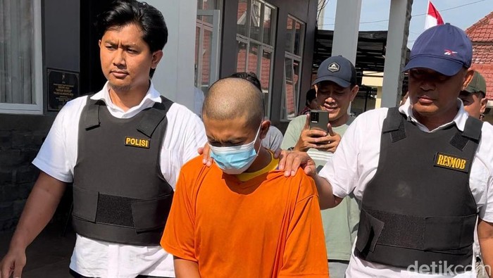 Kuli bangunan asal Kota Batu yang digerebek saat jual istri layani threesome di Kota Mojokerto.