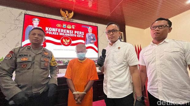 Kuli bangunan asal Kota Batu yang digerebek saat jual istri layani threesome di Kota Mojokerto.
