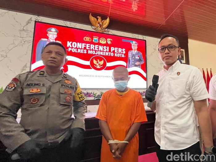Kuli bangunan asal Kota Batu yang digerebek saat jual istri layani threesome di Kota Mojokerto.