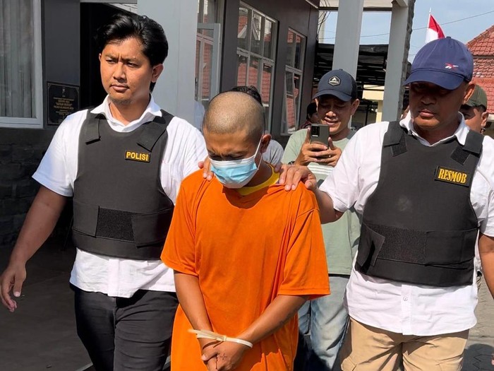 Kuli bangunan asal Kota Batu yang digerebek saat jual istri layani threesome di Kota Mojokerto.