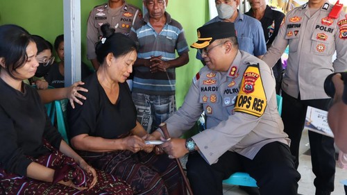 Kunjungan Kapolres ke keluarga pejalan kaki yang tewas ditabrak polisi, Jumat (6/9/2024). (Dok. Polres Sikka)