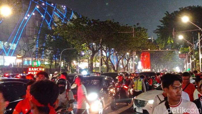 Laga Timnas Indonesia vs Australia di SUGBK Senayan, Jakarta dalam lanjutan kualifikasi Piala Dunia 2026, selesai. Arus lalu lintas di sekitar GBK macet, (Taufiq/detikcom)