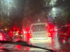 Simpang Cibubur Padat Usai Hujan Deras, Warga Kena Macet Berjam-jam