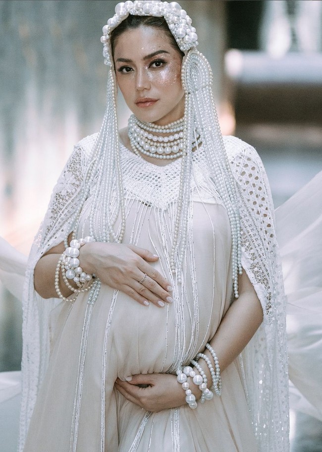 Artis dan presenter 36 tahun ini memakai hiasan kepala yang juga terbuat dari mutiara. Foto: Dok. Instagram/@inijedar @momentsbygin_