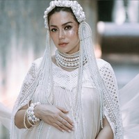 Artis dan presenter 36 tahun ini memakai hiasan kepala yang juga terbuat dari mutiara. Foto: Dok. Instagram/@inijedar @momentsbygin_