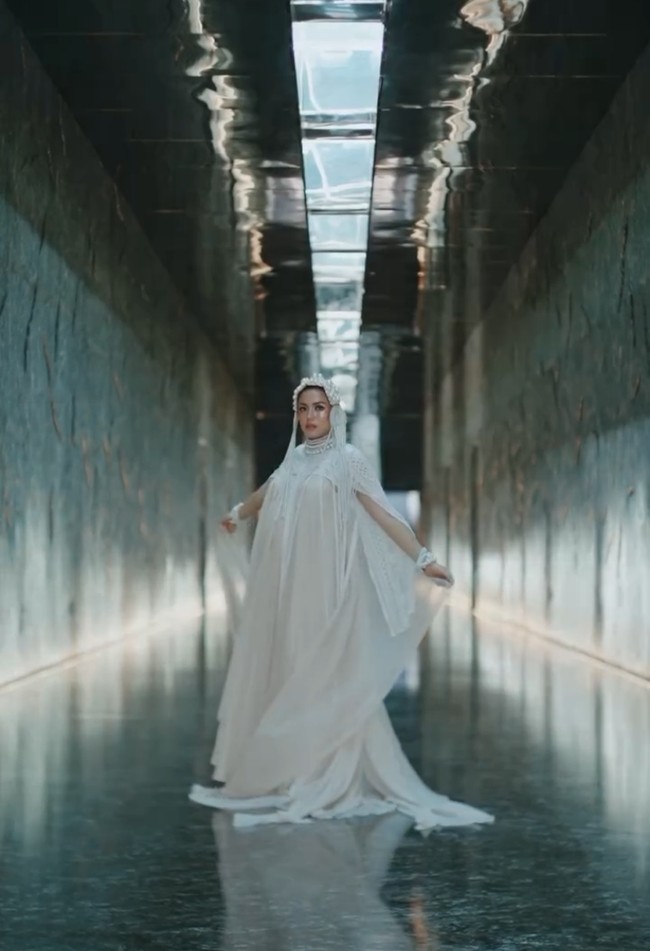 “Heaven is a place on earth with you @v.andrianto ❤️,” tulisnya di caption foto sambil me-mention akun suaminya Vincent Verhaag. Foto: Dok. Instagram/@inijedar @momentsbygin_