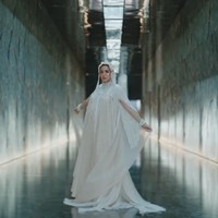 “Heaven is a place on earth with you @v.andrianto ❤️,” tulisnya di caption foto sambil me-mention akun suaminya Vincent Verhaag. Foto: Dok. Instagram/@inijedar @momentsbygin_