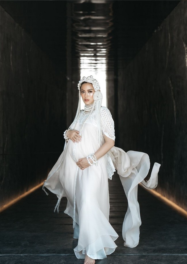 Ibu dua anak yang sedang menantikan anak ketiganya ini tampil berbalut busana serba putih dari koleksi NAMI.  Foto: Dok. Instagram/@inijedar @momentsbygin_