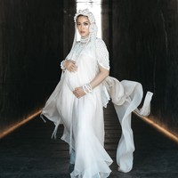 Ibu dua anak yang sedang menantikan anak ketiganya ini tampil berbalut busana serba putih dari koleksi NAMI.  Foto: Dok. Instagram/@inijedar @momentsbygin_