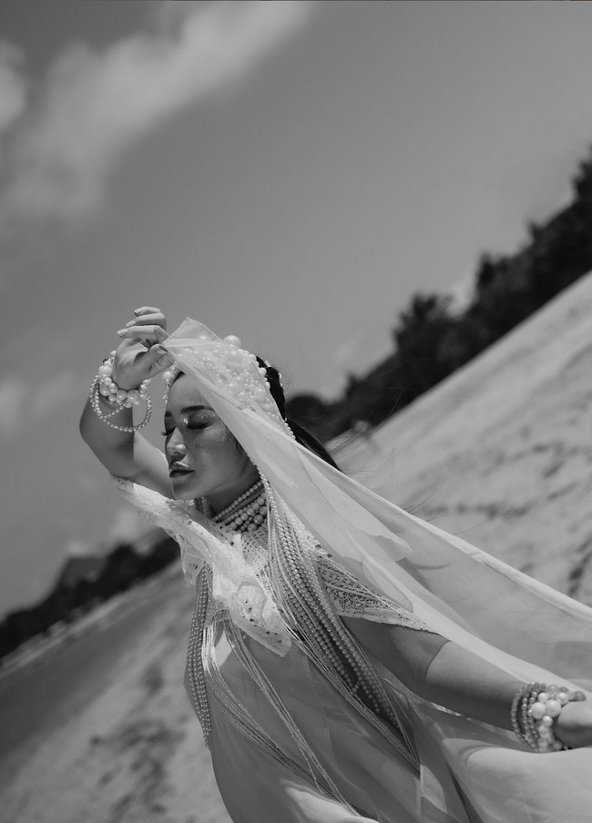 Pemotretan kehamilan kali ini diambil dengan konsep keindahan laut. Wanita yang biasa disapa Jedar ini pun menjelma bak ‘ratu laut’. Foto: Dok. Instagram/@inijedar @momentsbygin_