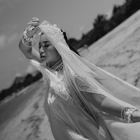 Pemotretan kehamilan kali ini diambil dengan konsep keindahan laut. Wanita yang biasa disapa Jedar ini pun menjelma bak ‘ratu laut’. Foto: Dok. Instagram/@inijedar @momentsbygin_