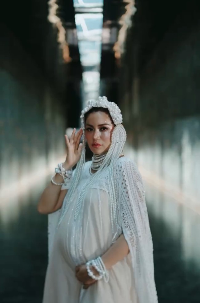 Jedar tampak mengenakan gaun putih dengan cape beraksen lace. Aksesori mutiara seperti kalung dan gelang melengkapi busananya. Foto: Dok. Instagram/@inijedar @momentsbygin_