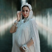 Jedar tampak mengenakan gaun putih dengan cape beraksen lace. Aksesori mutiara seperti kalung dan gelang melengkapi busananya. Foto: Dok. Instagram/@inijedar @momentsbygin_