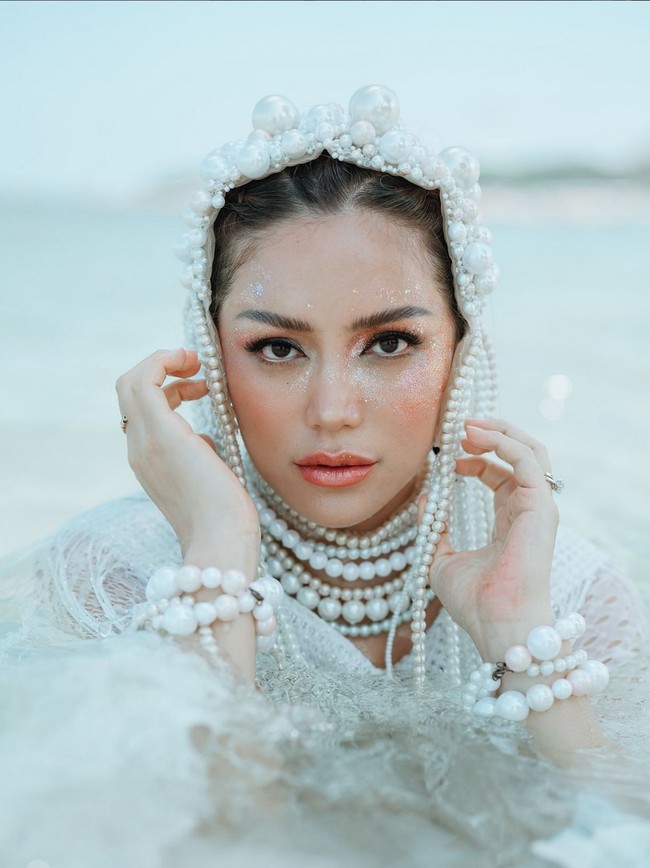 Wajah Jedar dipercantik makeup bernuansa frosty peach yang memberi kesan glamor namun tetap terlihat natural. Foto: Dok. Instagram/@inijedar @momentsbygin_