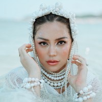 Wajah Jedar dipercantik makeup bernuansa frosty peach yang memberi kesan glamor namun tetap terlihat natural. Foto: Dok. Instagram/@inijedar @momentsbygin_