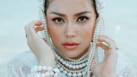 Jessica Iskandar mengaku hamil di luar nikah denga Ludwig Franz Willibald. Jessica kini sudah memiliki suami Vincent Verhaag, dan mereka hidup Bahagia. (Foto: Dok. Instagram/@inijedar @momentsbygin_)