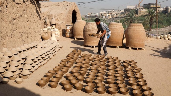 Melihat Produksi Gerabah di Najaf Irak An Iraqi worker makes clay pots at a workshop in the holy city of Najaf, Iraq, September 9, 2024. REUTERS/Alaa Al-Marjani