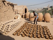 Melihat Produksi Gerabah di Najaf Irak