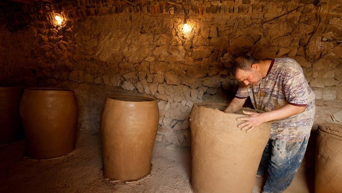Melihat Produksi Gerabah di Najaf Irak An Iraqi worker makes clay pots at a workshop in the holy city of Najaf, Iraq, September 9, 2024. REUTERS/Alaa Al-Marjani