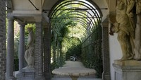 Salah satu sumber inspirasi adalah lukisan tahun 1640 karya Rubens dan bengkelnya yang berjudul The Walk in the Garden, yang menggambarkan dirinya berjalan bersama keluarganya di dekat paviliun taman.