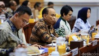 Budi Arie menyimak pertanyaan dari anggota Komisi I DPR.