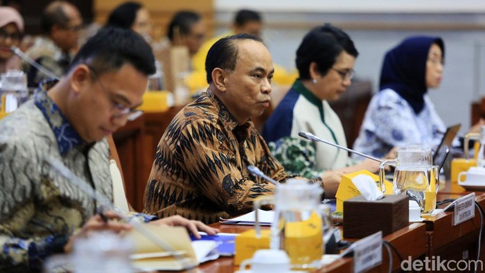 Menteri Komunikasi dan Informatika (Menkominfo) Budi Arie Setiadi (kanan), didampingi Wamenkominfo (II) Angga Raka Prabowo (kedua kanan), bersalaman dengan Ketua Komisi I DPR dari Fraksi Golkar Meutya Hafid (kedua kiri) dan Wakil Ketua Komisi I DPR dari Fraksi PKS Abdul Kharis Almasyhari (kiri), sebelum mengikuti Rapat Kerja (Raker) dengan Komisi I DPR, di Gedung Nusantara II, Kompleks Parlemen, Senayan, Jakarta, Selasa (10/9/2024). Rapat ini membahas Penyesuaian Rencana Kerja Anggaran (RKA) Kemkominfo Tahun 2025.
