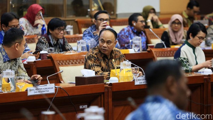 Menteri Komunikasi dan Informatika (Menkominfo) Budi Arie Setiadi (kanan), didampingi Wamenkominfo (II) Angga Raka Prabowo (kedua kanan), bersalaman dengan Ketua Komisi I DPR dari Fraksi Golkar Meutya Hafid (kedua kiri) dan Wakil Ketua Komisi I DPR dari Fraksi PKS Abdul Kharis Almasyhari (kiri), sebelum mengikuti Rapat Kerja (Raker) dengan Komisi I DPR, di Gedung Nusantara II, Kompleks Parlemen, Senayan, Jakarta, Selasa (10/9/2024). Rapat ini membahas Penyesuaian Rencana Kerja Anggaran (RKA) Kemkominfo Tahun 2025.