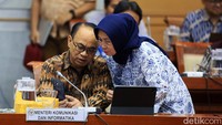 Budi Arie berdiskusi dengan jajarannya di sela-sela rapat bersama Komisi I DPR.