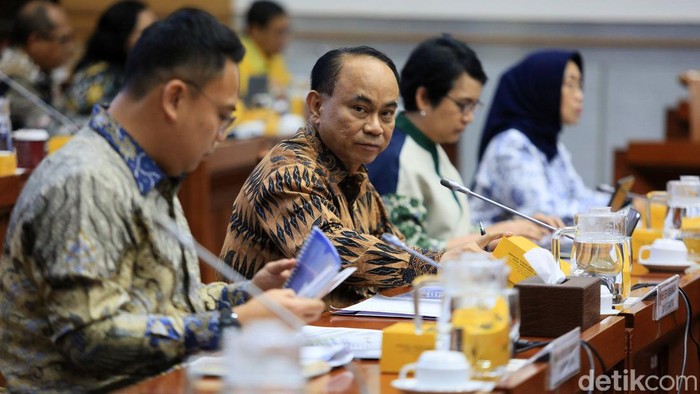 Menteri Komunikasi dan Informatika (Menkominfo) Budi Arie Setiadi (kanan), didampingi Wamenkominfo (II) Angga Raka Prabowo (kedua kanan), bersalaman dengan Ketua Komisi I DPR dari Fraksi Golkar Meutya Hafid (kedua kiri) dan Wakil Ketua Komisi I DPR dari Fraksi PKS Abdul Kharis Almasyhari (kiri), sebelum mengikuti Rapat Kerja (Raker) dengan Komisi I DPR, di Gedung Nusantara II, Kompleks Parlemen, Senayan, Jakarta, Selasa (10/9/2024). Rapat ini membahas Penyesuaian Rencana Kerja Anggaran (RKA) Kemkominfo Tahun 2025.
