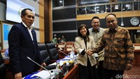 Budi Arie Setiadi berjabat tangan dengan Ketua Komisi I Meutya Hafid sebelum rapat kerja di Gedung Nusantara II, Kompleks Parlemen, Senayan, Jakarta, Selasa (10/9/2024).