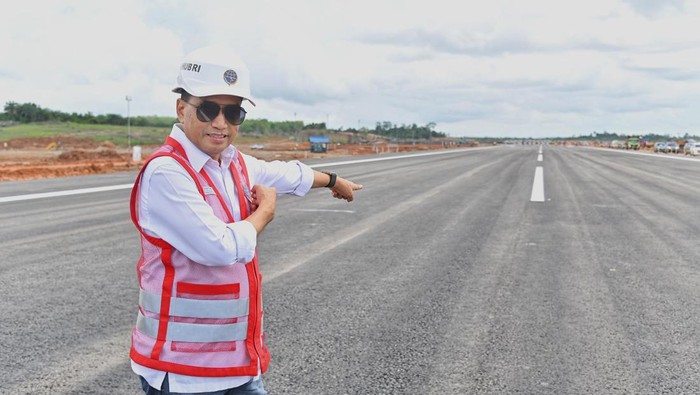 Menteri Perhubungan Budi Karya Sumadi di Bandara IKN