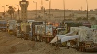 Truk bantuan kemanusiaan menunggu untuk menyeberangi perbatasan Rafah antara Mesir dan Jalur Gaza, di Rafah, Mesir, Senin (9/9/2024).  