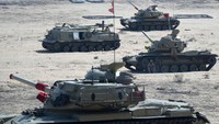 Tank-tank Mesir bersiaga di dekat penyebrangan perbatasan Mesir-Rafah.  