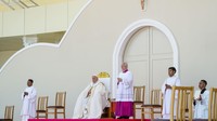 Paus Fransiskus memimpin misa nazar kepada Santa Perawan Maria Ratu.