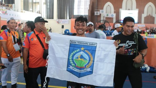 Atlet Muaythai NTB Fery Irawan berfoto usai memenangkan medali emas untuk kontingen NTB di PON XXI pada Selasa (10/9/2024).