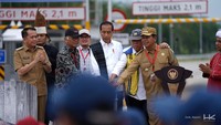Presiden Joko Widodo (Jokowi) kembali meresmikan dua ruas tol garapan PT Hutama Karya (Persero) yakni Tol Ruas Binjai-Langsa Seksi 2 Stabat-Tanjung Pura (26,2 km), dan Tol Ruas Kuala Tanjung-Tebing Tinggi-Parapat Seksi 3-4 Tebing Tinggi-Serbelawan-Sinaksak (45,6 km) pada hari ini (10/9) yang di Gerbang Tol Sinaksak, Kabupaten Simalungun, Kota Tebing Tinggi, Sumatra Utara.